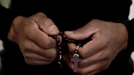 Orando-A-Dios-Con-Las-Manos-Juntas-Sobre-Fondo-Blanco-Con-Gente-Almacen-De-Metraje-De-Video
