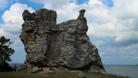 Timelapse-De-Gente,-Nubes-Y-Océano-Moviéndose-Por-Los-Acantilados-De-Rauk-En-Gotland.