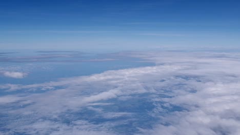 Cielo-Y-Nubes-En-Un-Día-Soleado---Vista-Desde-Un-Avión-De-Alto-Vuelo