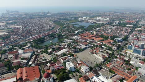 Afueras-De-La-Ciudad-De-Semarang-En-Java-Central,-Indonesia,-Vista-Aérea-De-Drones