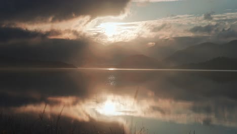 Dramatischer-Sonnenuntergang-Spiegelt-Sich-In-Der-Stillen-Oberfläche-Des-Sees