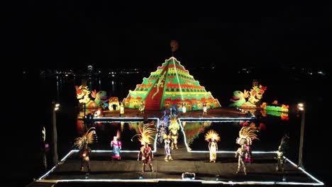 Nachtshow-Auf-Einer-Schwimmenden-Plattform-Auf-Einem-See-In-Mexiko