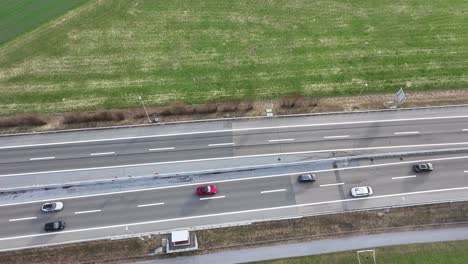 Vista-Aérea-Del-Tráfico-De-La-Autopista-Suiza-En-Weesen.