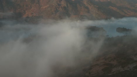 Toma-Estática-De-Niebla-Viajando-A-Través-De-Un-Valle-En-Las-Tierras-Altas-De-Escocia.