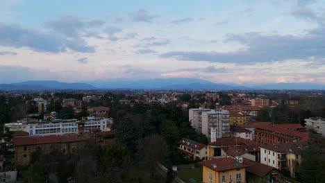 Paisaje-Urbano-De-Vimercate-En-La-Provincia-De-Monza-En-Lombardía,-Italia.