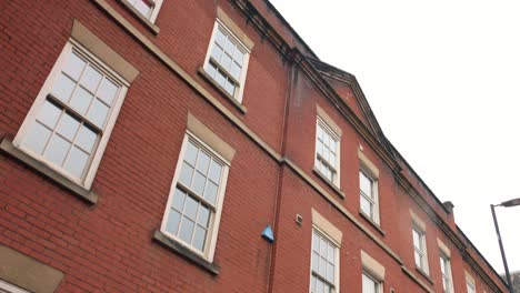 Rote-Backsteinfassade-Mit-Fenstern-Eines-Typisch-Englischen-Manchester-City-House
