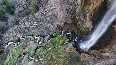 Vista-De-Cascada-Natural-En-Terreno-Inclinado,-Imagen-Del-Flujo-De-Agua-Entre-Rocas-Marrones