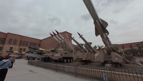 Viejos-Modelos-De-Máquinas-Lanzacohetes-Expuestos-Al-Aire-Libre-En-El-Museo-Militar-Nacional-De-El-Cairo-En-Un-Día-Nublado