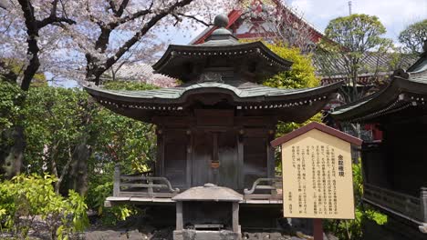 Tourou,-Faro-Japonés-En-El-Templo-De-Tokio