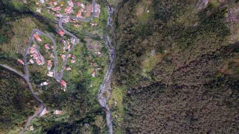 Sobrevuela-Los-Pintorescos-Pueblos-Ubicados-En-Medio-De-La-Pintoresca-Campiña-De-Madeira,-Cada-Uno-Con-Su-Propia-Historia-Que-Contar.