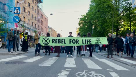 Zeitlupe-Von-Demonstranten,-Die-Bei-Einer-Demonstration-Ein-„Rebell-Fürs-Leben“-Banner-Hochhalten