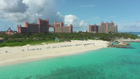 Vista-Aérea-Por-Drones-Del-Hotel-Atlantis-En-Paradise-Island-En-Nassau,-Bahamas