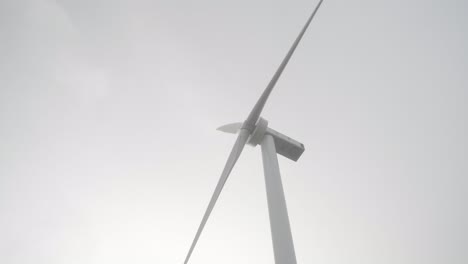 Die-Turbine-Dreht-Sich-Träge,-Die-Rotorblätter-Schneiden-In-Sanftem-Rhythmus-Durch-Die-Luft