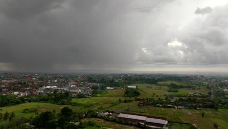 Reisfelder-Auf-Bali-In-Indonesien-Mit-Bewölktem,-Stürmischem-Himmel