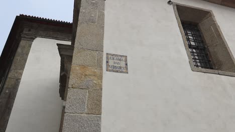 Street-sign-of-Escadas-das-Verdades-in-Porto,-Portugal