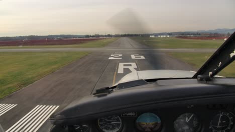 Kleines-Propellerflugzeug-Fliegt-Im-Tiefflug-über-Die-Landebahn-Privatpilot-POV