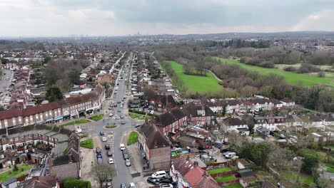 Aufsteigende-Drohne,-Luftaufnahmen-Von-Straßen-Und-Wegen-Southgate-Im-Norden-Londons,-Großbritannien