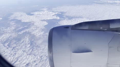 Blick-Auf-Eine-Flugzeugturbine,-Die-Mitten-Im-Himmel-über-Den-Wolken-Läuft