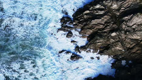 Die-Wellen-Des-Atlantischen-Ozeans-Brechen-In-Zeitlupe-über-Die-Schieferfelsen-Entlang-Der-Küste-Von-Cornwall