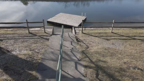 Die-Treppe-Hinunter-Und-über-Ein-Dock-Und-Einen-See-Fliegen