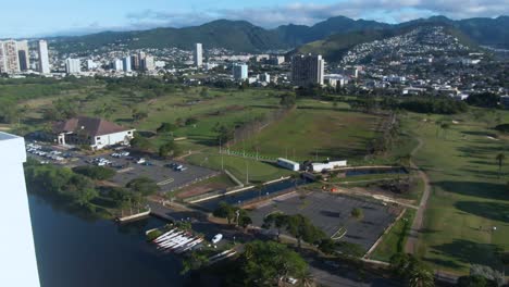 Vista-Panorámica-Aérea-De-La-Gestión-Pesquera-Del-Canal-Ala-Wai