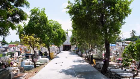 Vista-Del-Camino-Que-Conduce-A-La-Capilla-En-Proceso-De-Renovación-En-El-Sitio-Histórico-Del-Cementerio-De-Santa-Cruz-En-La-Ciudad-Capital-De-Timor-Oriental,-En-El-Sudeste-De-Asia