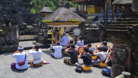 People-Praying-in-Pura-Tirta-Empul-Hindu-Temple,-Bali-Indonesia
