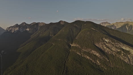 Banff,-AB,-Kanada,-Luftaufnahme-V28,-Panoramablick-Aus-Großer-Höhe,-Der-Die-Spektakuläre-Naturlandschaft-Mit-üppig-Bewaldeten-Tälern,-Sulphur--Und-Norquay-Bergketten-Einfängt-–-Aufgenommen-Mit-Mavic-3-Pro-Cine-–-Juli-2023