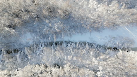 Luftaufnahme-Eines-Gefrorenen-Flusses,-Der-Durch-Die-Berge-Fließt