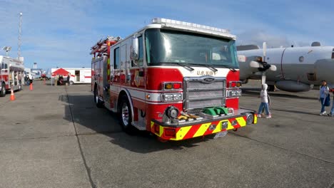 Camión-De-Bomberos-Rojo-Y-Blanco-En-Exhibición-Para-Que-Los-Civiles-Lo-Exploren.