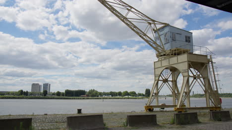 Antiguas-Grúas-Montadas-En-Muelle-En-El-Puerto-De-Amberes-En-Bélgica.