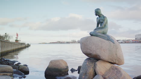 Statische-Ansicht-Der-Skulptur-Der-Kleinen-Meerjungfrau-Neben-Dem-Langelinie-Pier,-Kopenhagen