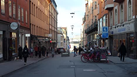 Menschen-Gehen-Und-Fahren-Fahrrad-Auf-Gotgatsbacken-Im-Herbst-Stockholm,-Statisch