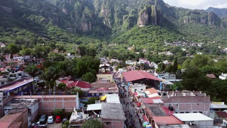 The-cliffs-look-down-on-the-agricultural-and-craft-markets-in-Tepozlán,-Mexico