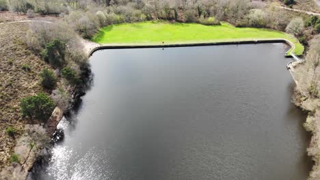 Luftaufnahme-Nach-Vorn-über-Squabmoor-Reservoir-Woodbury-Common-Devon-England