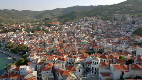Luftaufnahme-Des-Sonnenuntergangs-über-Der-Stadt-Skopelos-Auf-Der-Insel-Skopelos,-Griechenland
