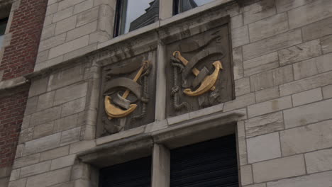 Die-Klassische-Historische-Architekturfassade-In-Antwerpen,-Belgien---Nahaufnahme