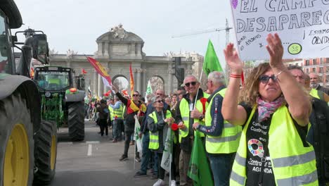 Demonstranten-Klatschen-Und-Begrüßen-Hunderte-Von-Traktoren,-Die-Während-Der-Demonstration-Und-Des-Bauernstreiks-In-Madrid-Ankommen,-Um-Gegen-Unlauteren-Wettbewerb,-Agrar--Und-Regierungspolitik-Zu-Protestieren