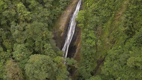 Cascada-En-El-Bosque-En-Viaje-Por-Carretera-En-Ecuador