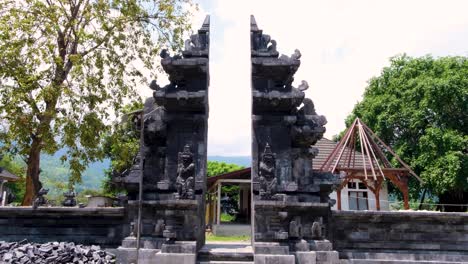 Grand-entrance-with-Balinese-statues-to-Pura-Girinatha-Hindu-temple-in-the-capital-city-of-East-Timor,-Southeast-Asia