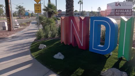 Indio,-California-Grandes-Letras-Multicolores-Con-Video-Cardán-Panorámico-De-Izquierda-A-Derecha