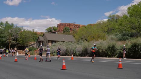 Läufer-Und-Eine-Person-Auf-Einem-Rennrad-Beim-Intermountain-Health-Ironman-70