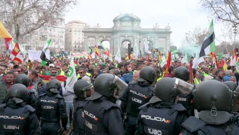 Polizisten-Greifen-Ein,-Als-Sich-Spanische-Landwirte-Und-Agrargewerkschaften-Auf-Der-Plaza-De-La-Independencia-Versammeln,-Um-Gegen-Unlauteren-Wettbewerb,-Agrar--Und-Regierungspolitik-Zu-Protestieren