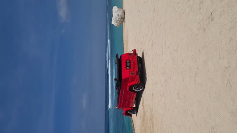 Vídeo-Vertical,-Coche-Vintage-Volkswagen-181-Cabrio-En-La-Costa-De-La-Isla-De-Bali,-Indonesia