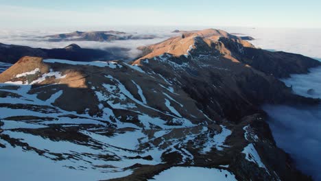 Los-Picos-De-Las-Montañas-Sobresalen-Por-Encima-De-Una-Inversión-De-Nubes-Durante-La-Puesta-De-Sol-En-El-Parque-Nacional-De-Los-Volcanes-Del-Macizo-Central-De-Auvernia-En-Francia