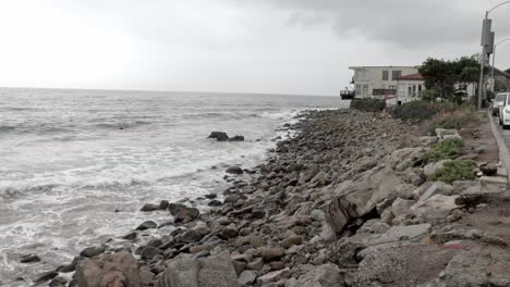 Homes-on-Malibu-Beach-in-Malibu,-California-on-the-Pacific-Ocean-with-stable-video