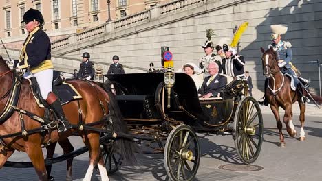 Rey-Y-Reina-De-Suecia-En-Carruaje-De-Caballos-El-Día-Nacional,-Cámara-Lenta