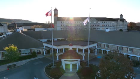 El-Hotel-Hershey-Lodge-Al-Atardecer-Con-Banderas-De-Estados-Unidos-Y-Pensilvania.