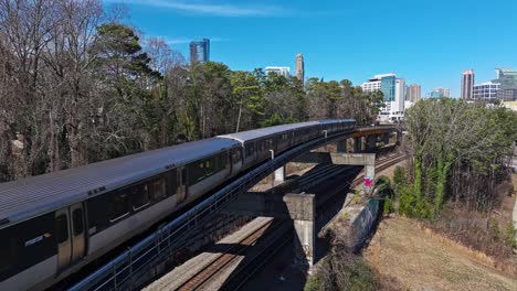 Montar-En-Tren-En-La-Vía-En-El-área-Suburbana-De-La-Ciudad-De-Atlanta-Durante-El-Día-Soleado