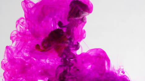 Bomba-De-Inyección-De-Líquido-De-Color-Púrpura-Brillante-En-El-Tanque-De-Agua,-Fondo-Visual-De-Color-Brillante
